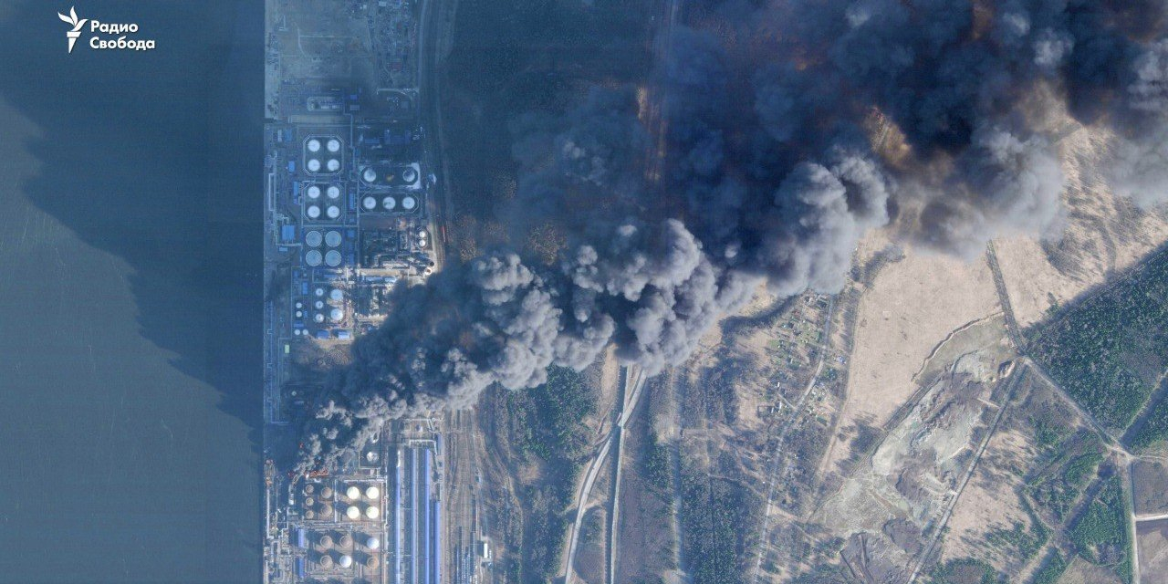 Fire raging in Ust-Luga port (Photo: Planet Labs)