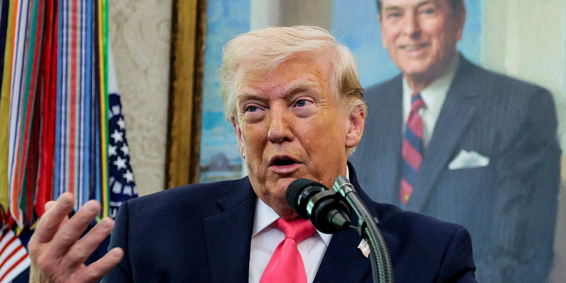 Трамп поделился историей о своем черно-золотом маркере во время заседания Кабмина (Фото: REUTERS/Evan Vucci)