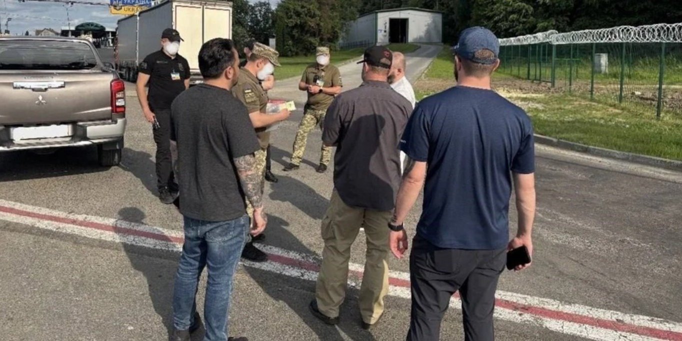 Часть депортированных из США украинских мужчин мобилизовали сразу на границе — СNN