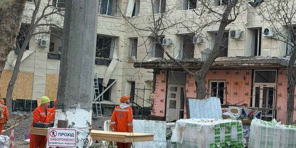 Ночная атака РФ на Одессу: один человек погиб и 11 — пострадали, рожениц из роддома, куда попал дрон, перевели в другие больницы