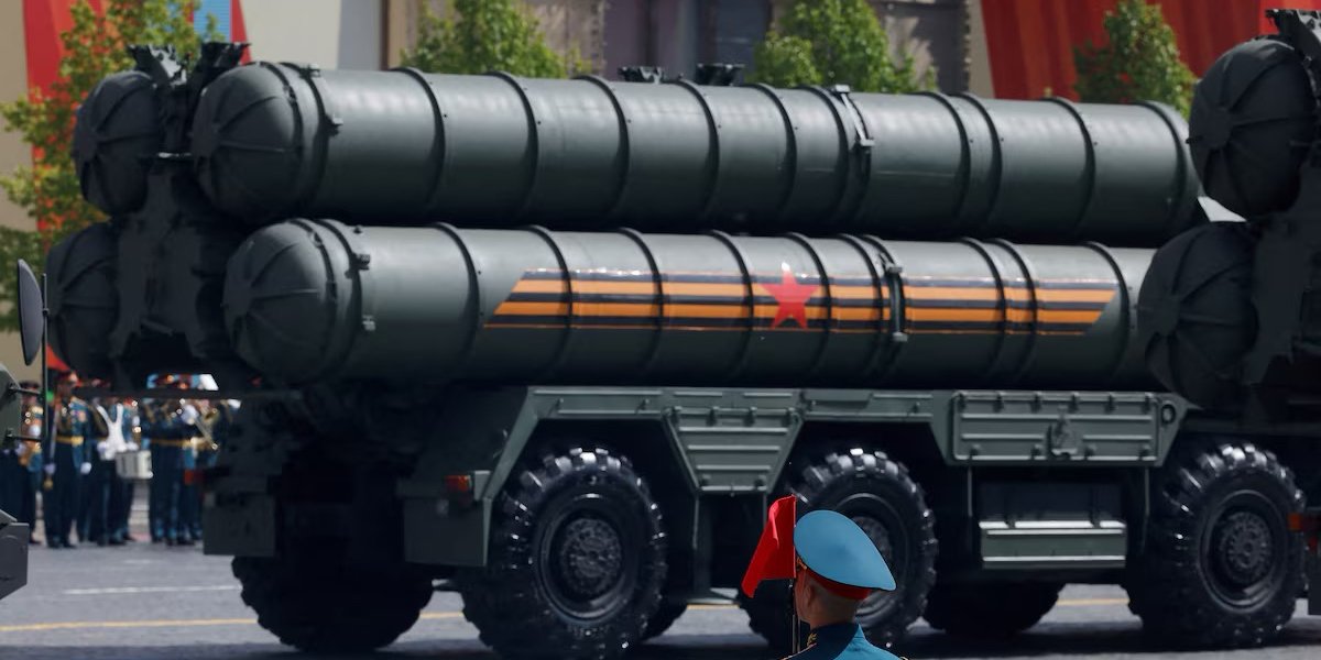 Индия одобрила закупку вооружения на $25 млрд, включая российские системы C-400 — Bloomberg