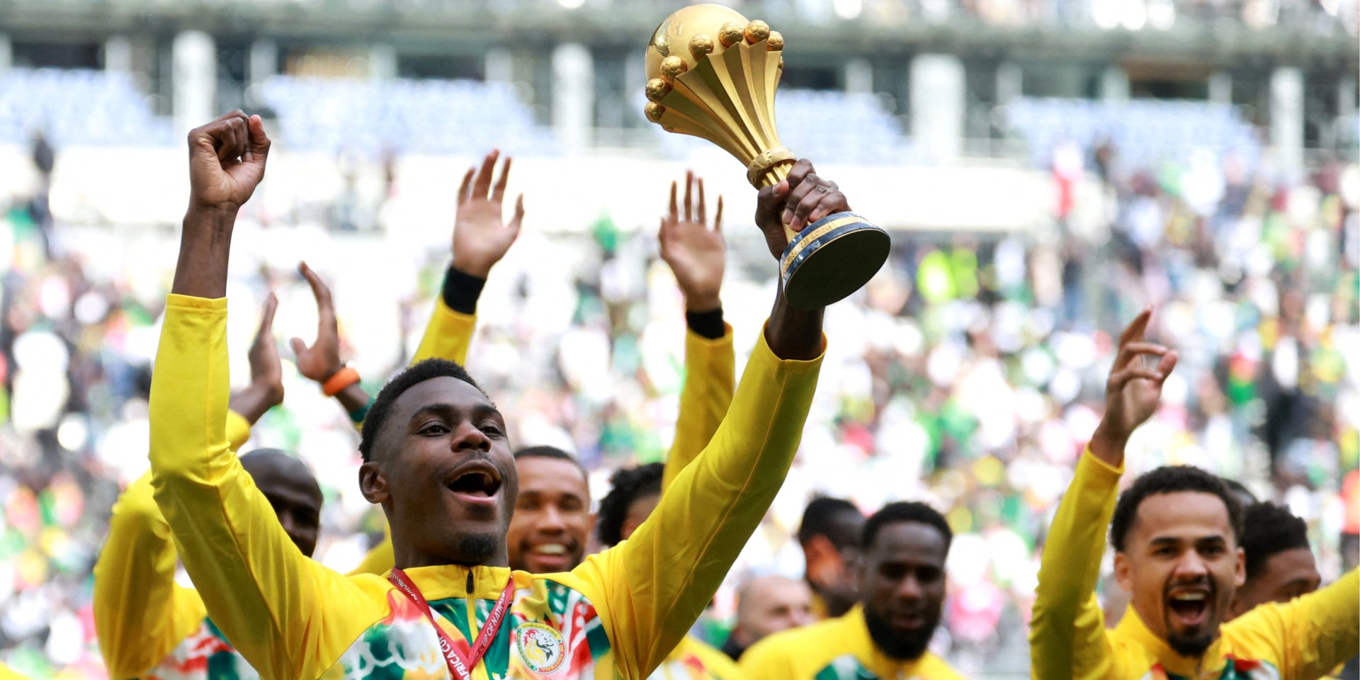 Сборная Сенегала устроила в Париже парад с Кубком Африки, который у нее отобрали — видео