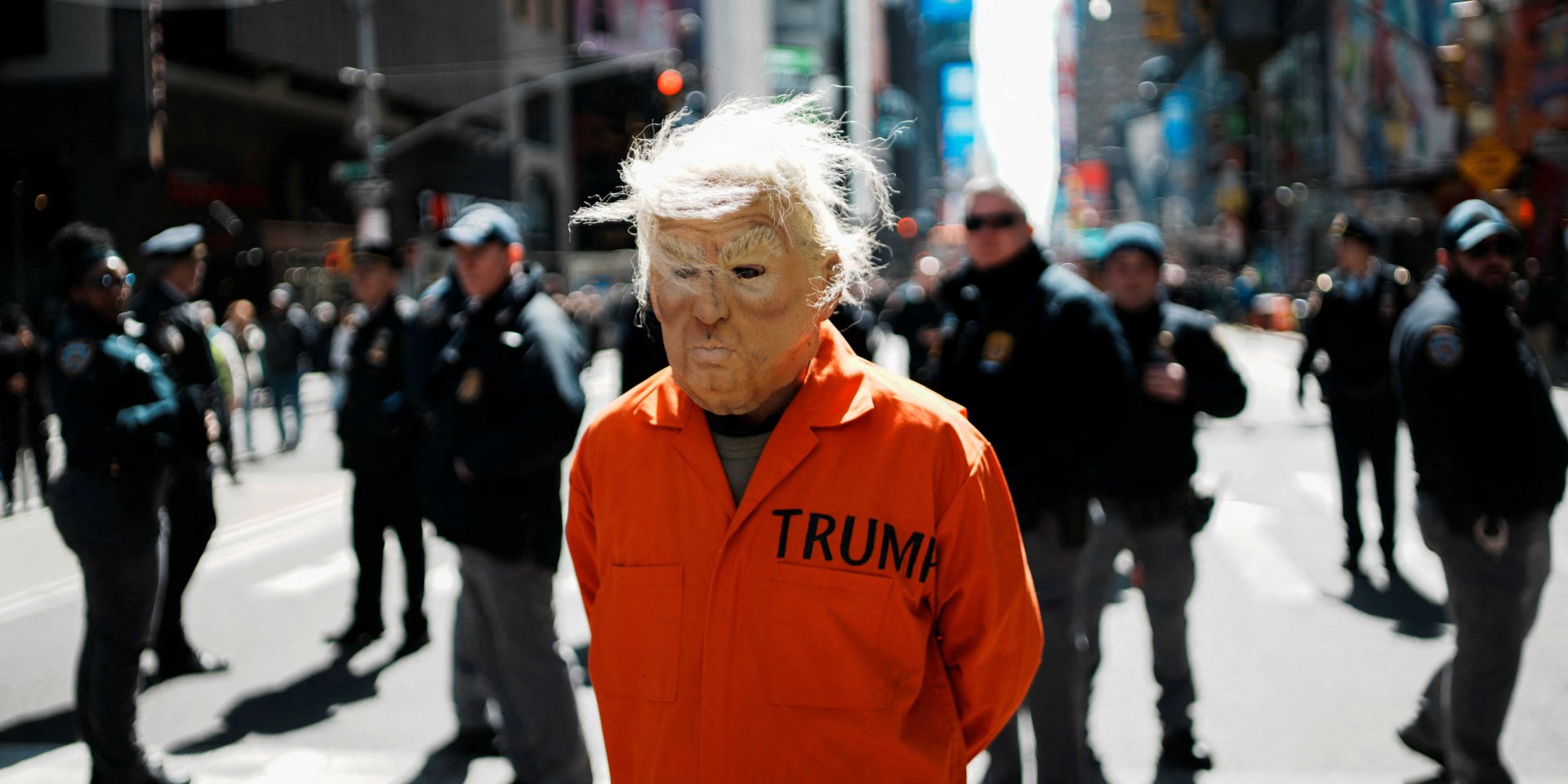 Миллионы вышли на улицы. В США проходят масштабные протесты против Трампа No Kings — фоторепортаж