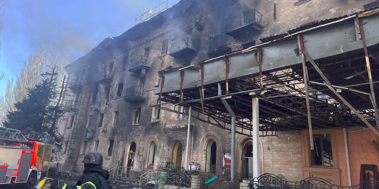 Оккупанты ударили по гостинице Украина в центре Славянска — фото последствий