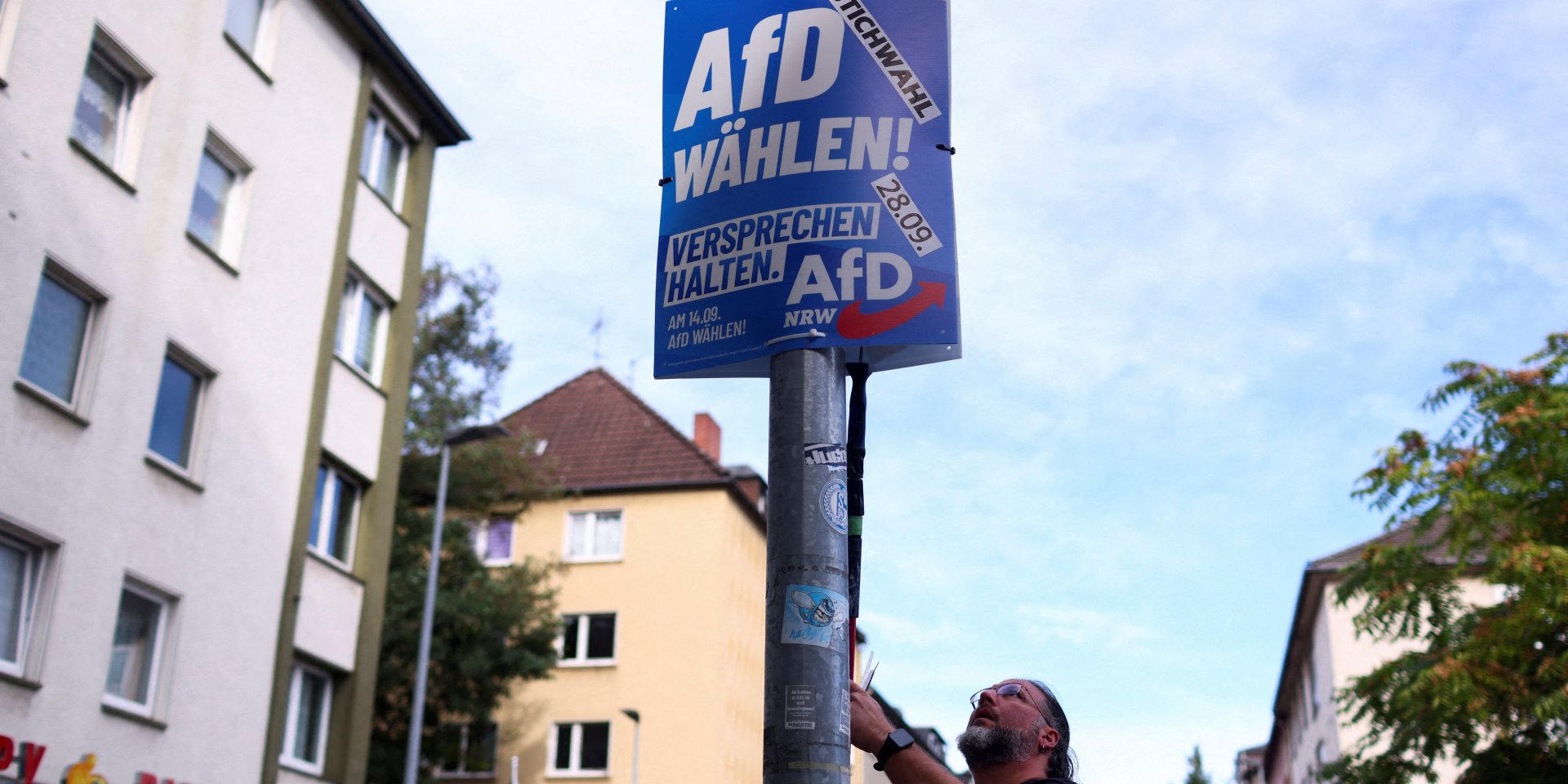 Немецкая ультраправая партия АдГ сравнялась с блоком ХДС/ХСС Мерца