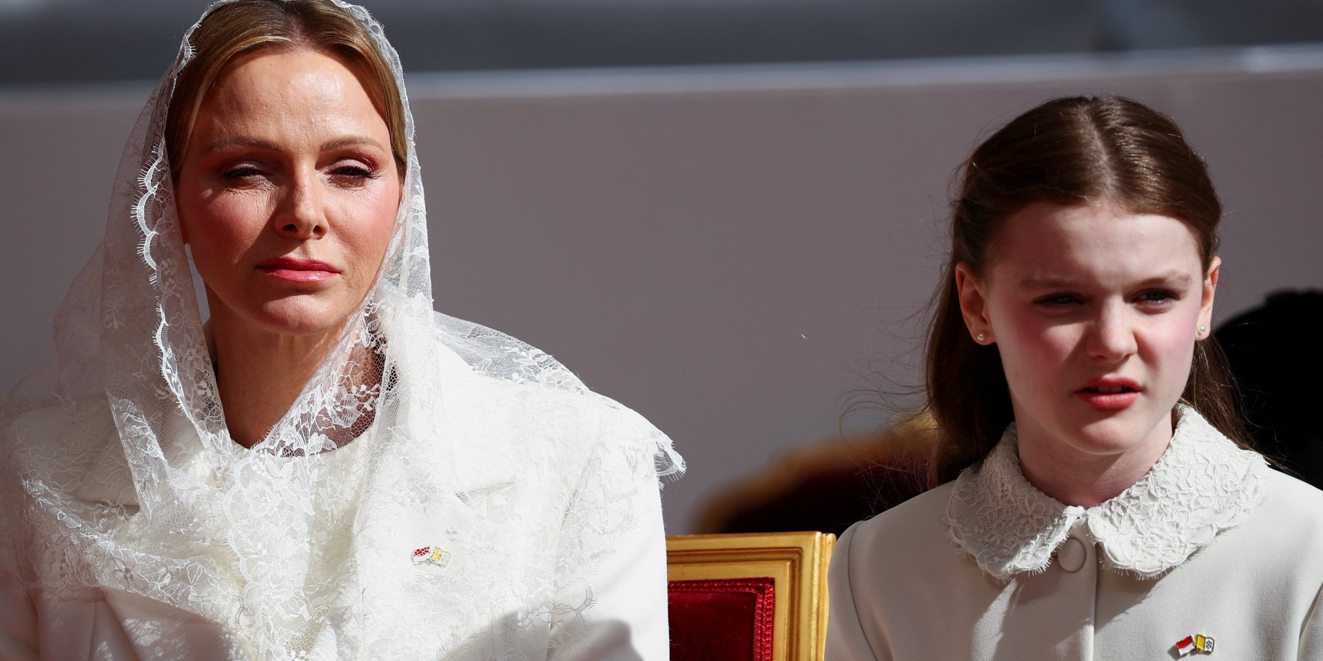 Дипломатичность в каждой детали. Княгиня Шарлен и принцесса Габриэлла в белых нарядах вошли в историю во время визита Папы Римского в Монако