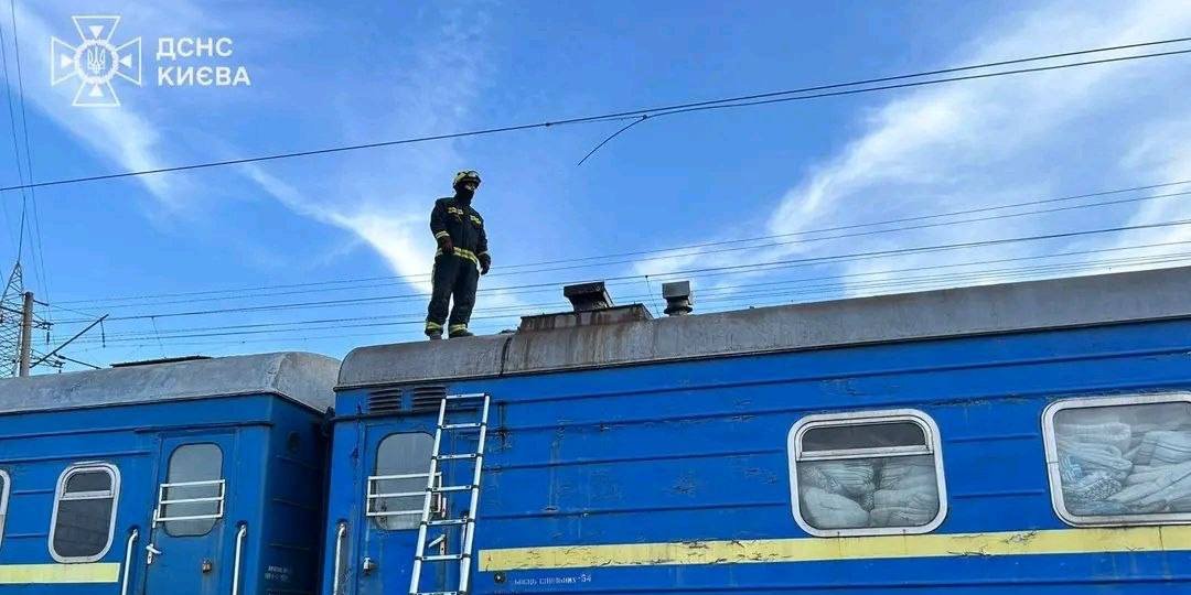 Трое подростков вылезли на крышу нерабочего вагона Укрзализныци: один погиб, за жизнь еще двух борются врачи