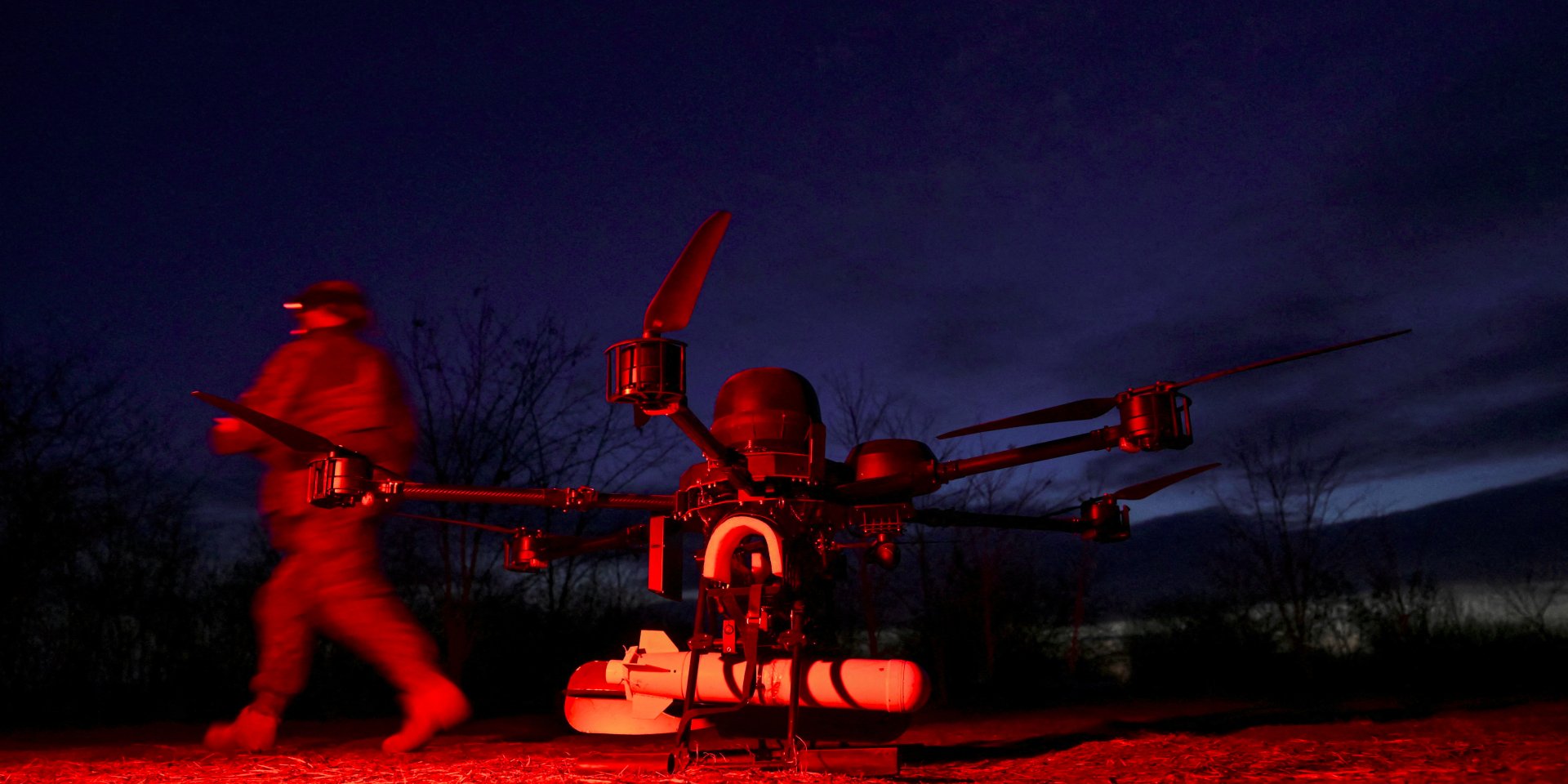 Військовослужбовець 422-го полку безпілотних систем поруч із важким ударним безпілотником на полігоні у Запорізькій області, 23 березня 2026 року (Фото: REUTERS)