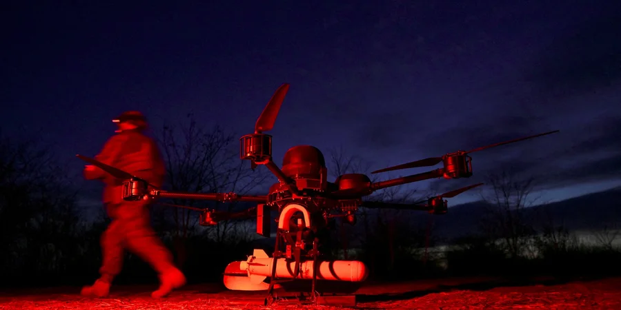 Військовослужбовець 422-го полку безпілотних систем поруч із важким ударним безпілотником на полігоні у Запорізькій області, 23 березня 2026 року (Фото: REUTERS)