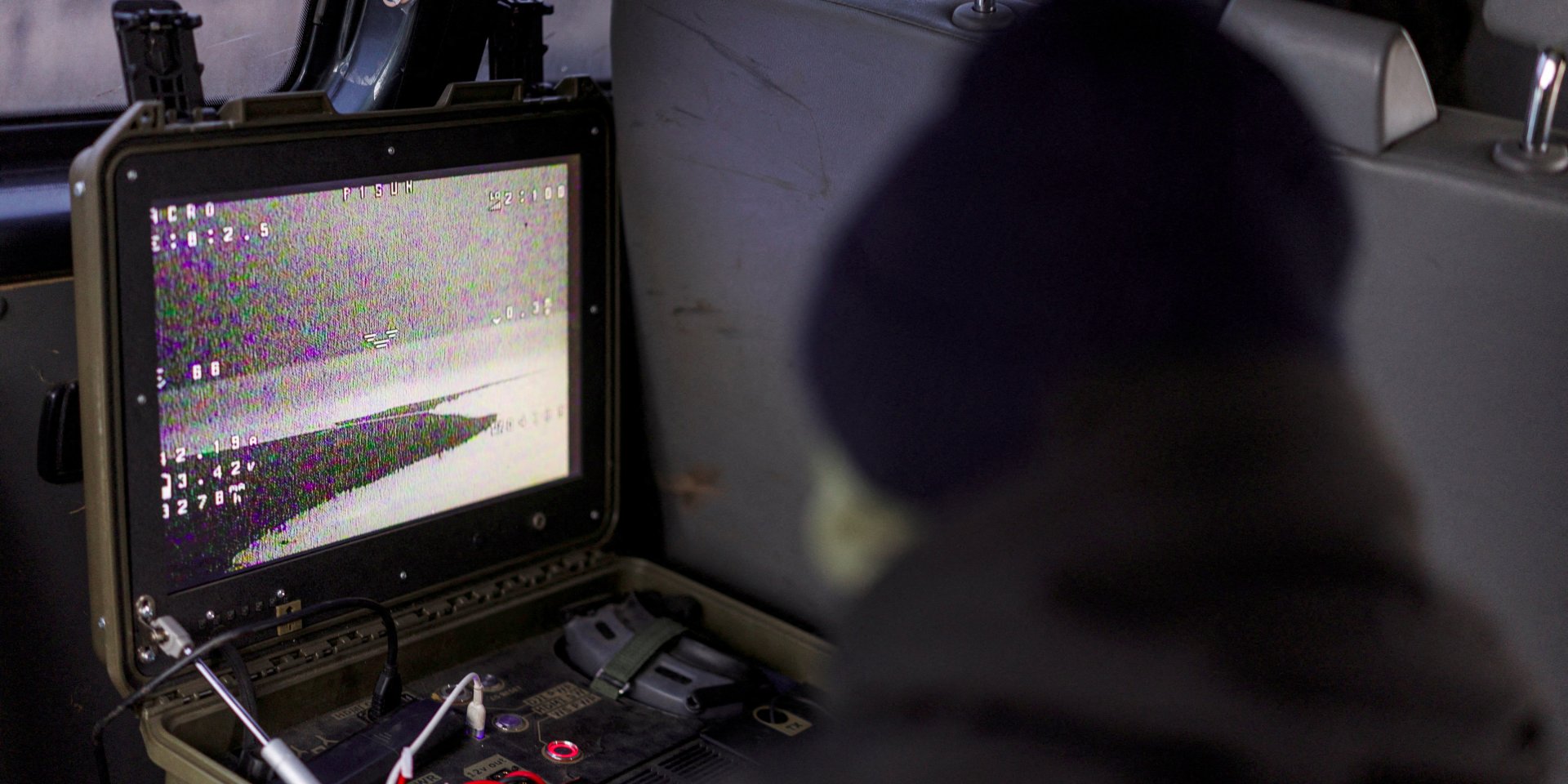 Український військовий керує дроном-перехоплювачем у Харківській області, 18 березня 2026 року (Фото: REUTERS/Valentyn Ogirenko)