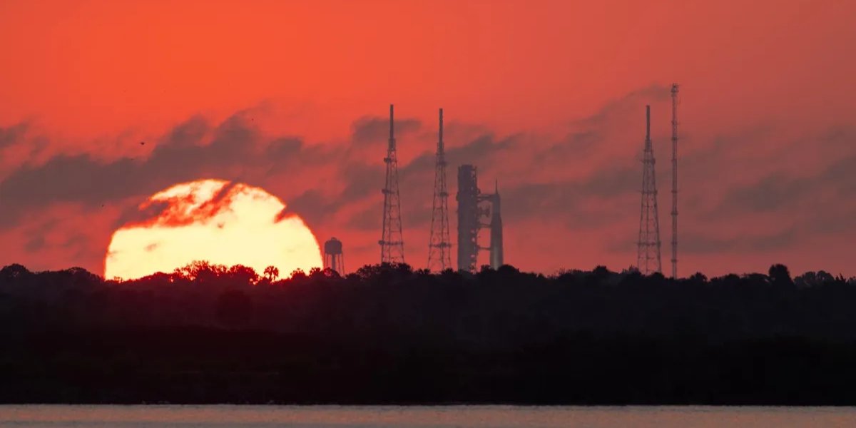 Готова к полету. NASA запустит ракету Artemis 2, ее уже установили на стартовой площадке