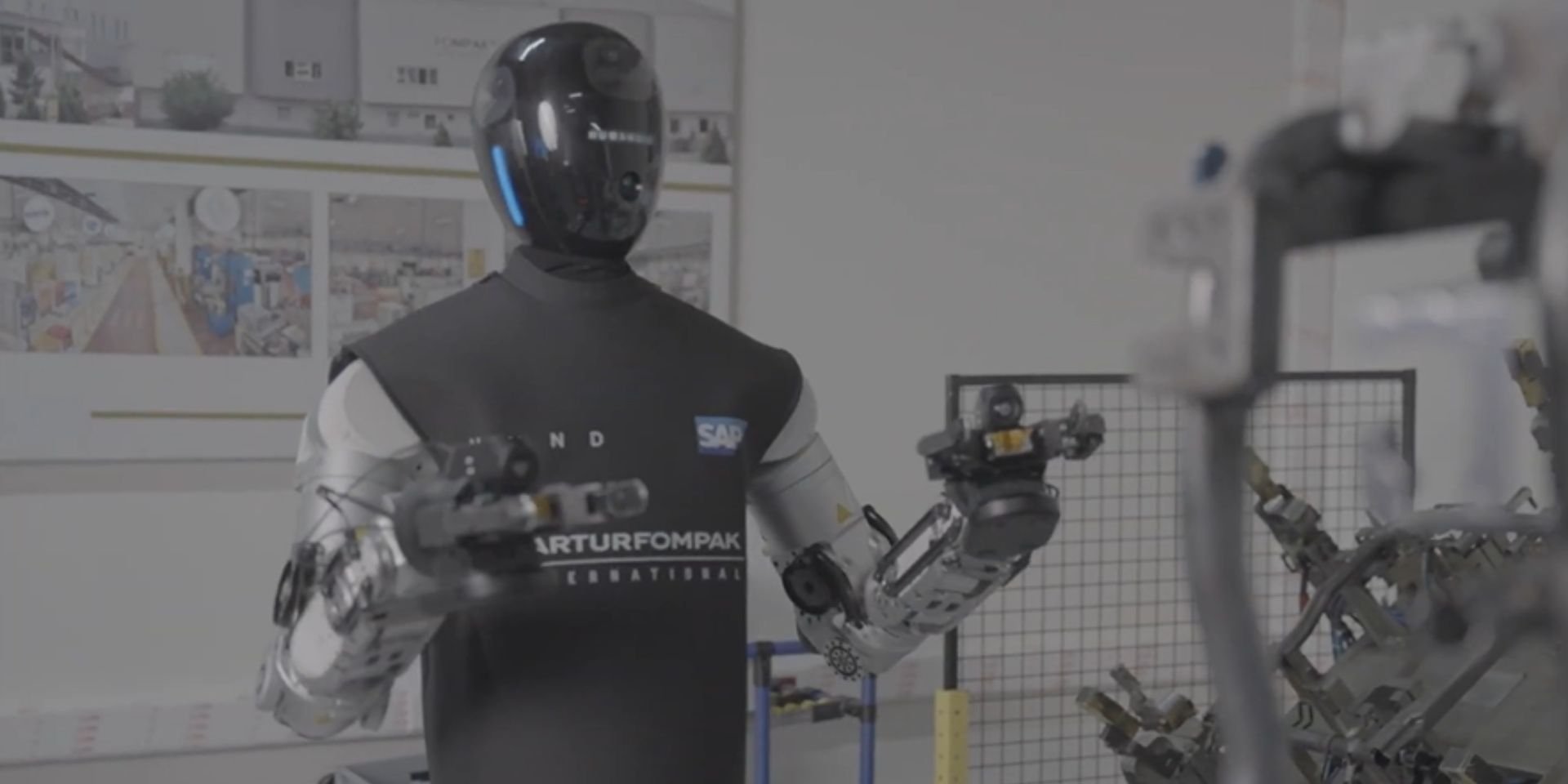 Колісний робот HMND 01 під час випробувань у сфері автомобільної логістики (Фото: The Humanoid’s official YouTube)