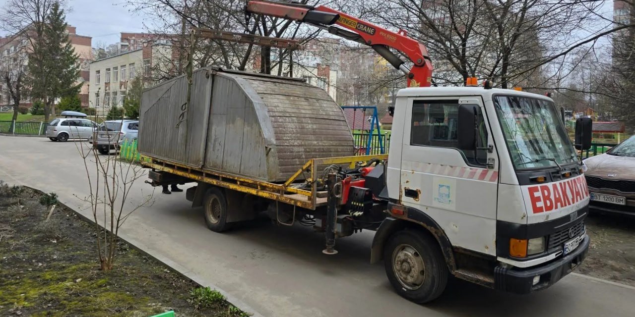 На одной из улиц Тернополя эвакуатор забрал на штрафплощадку частный гараж