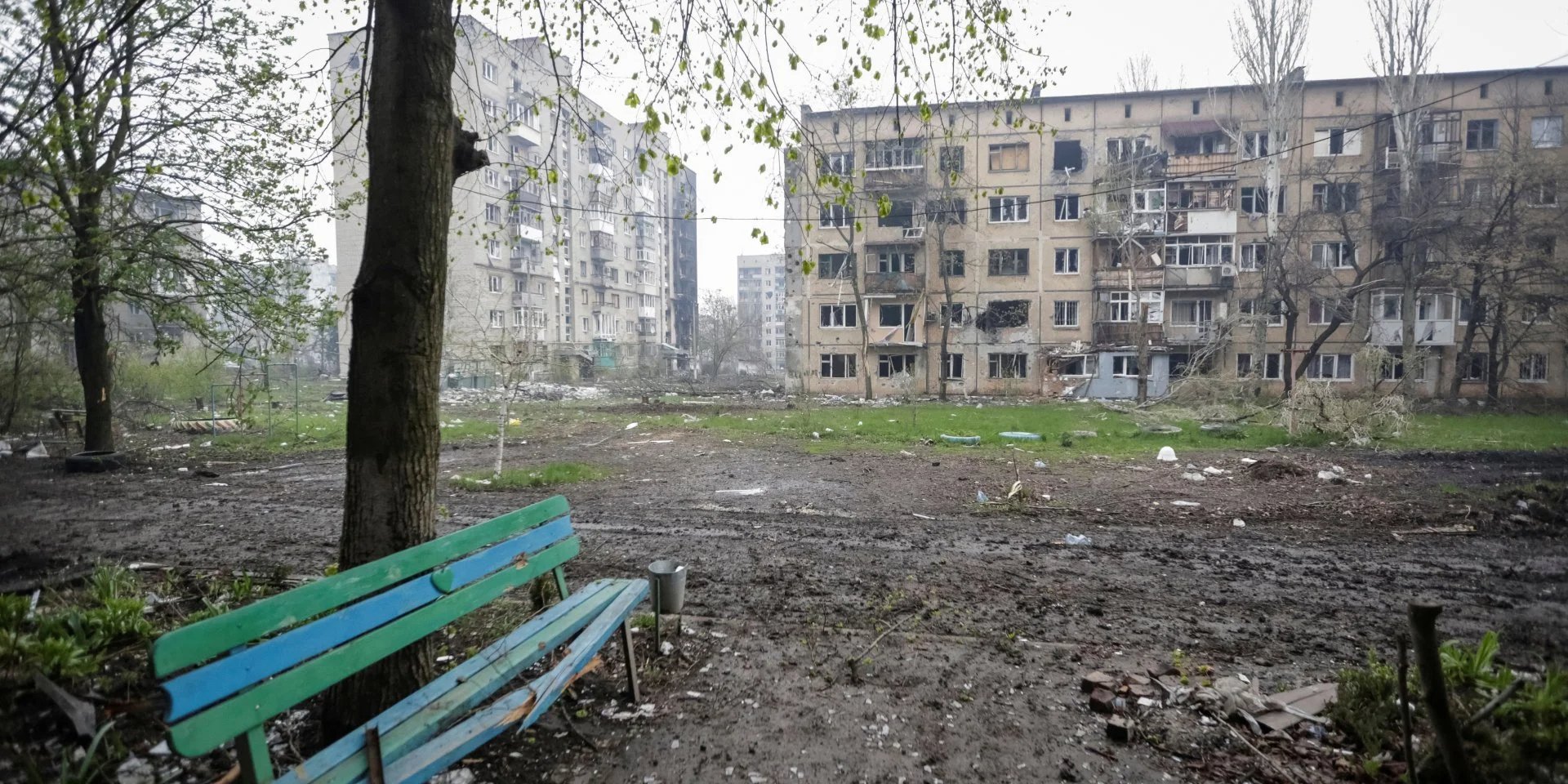 Забуті серед руїн. Поки окупаційна пропаганда малює картинки «відновлення», реальність мешканців захоплених міст виглядає саме так: розбиті багатоповерхівки, пусті подвір'я та повна безнадія. (Фото: Reuters)