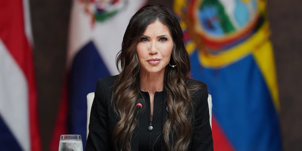 После отставки Кристи Ноэм. Мужа экс-министра США уличили в фото в женском образе и тратах тысяч долларов на онлайн-моделей — СМИ