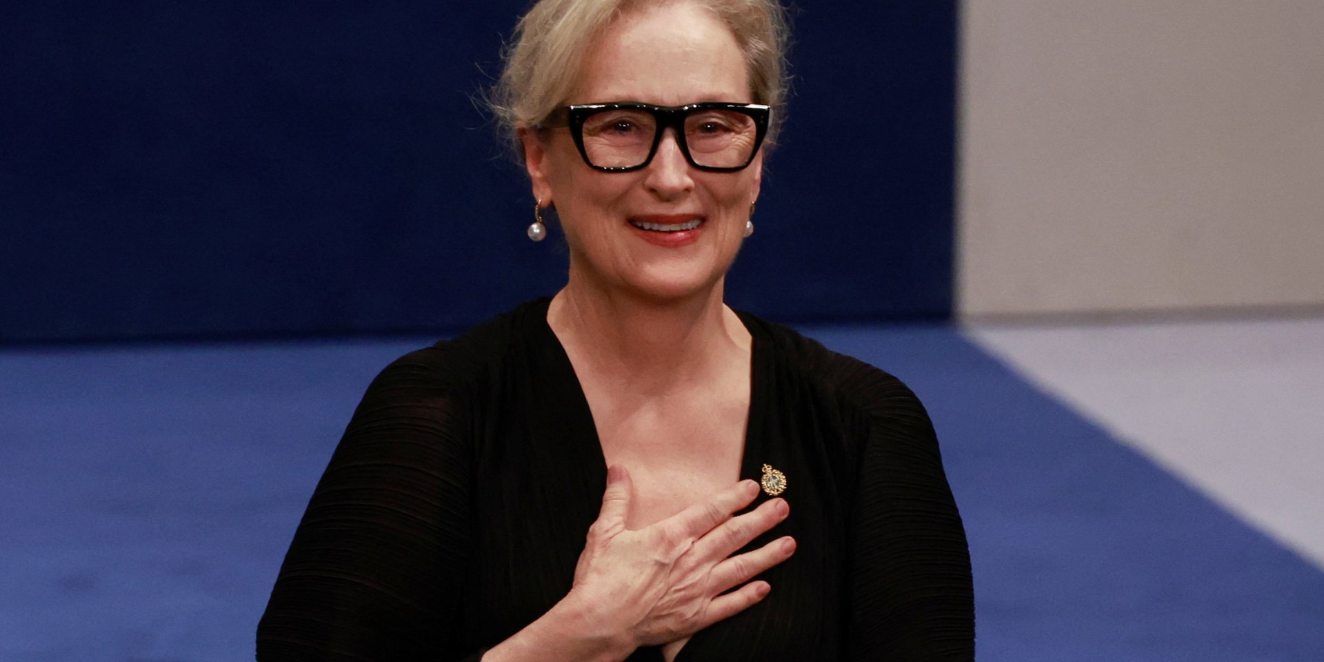 Мерил Стрип посетила шоу Стивена Колбера в голубом свитере, который носила героиня Энн Хэтэуэй в первой части Дьявол носит Prada