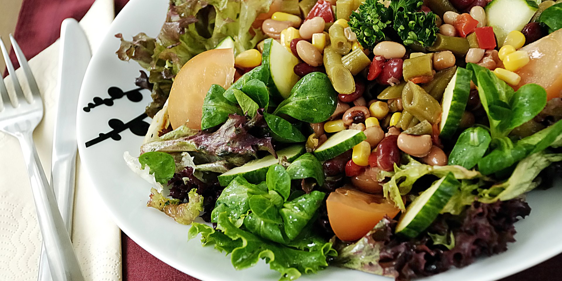 Четыре шеф-повара советуют готовить салаты с этим доступным ингредиентом