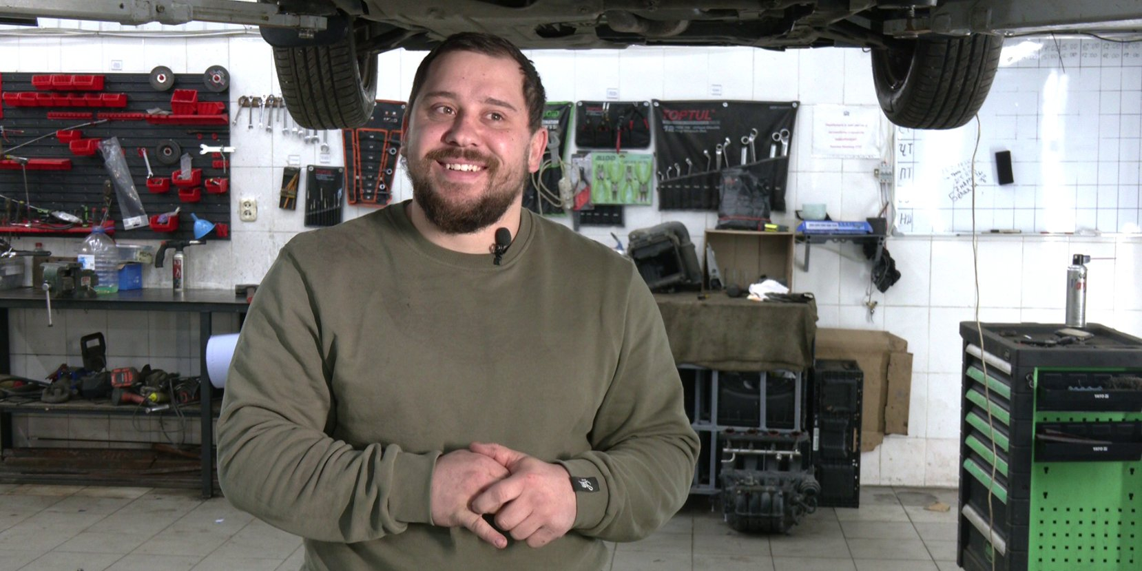 Veteran Pavlo Hutsol opened an auto repair shop with a fellow serviceman and a volunteer (Photo: Suspilne Khmelnytskyi)
