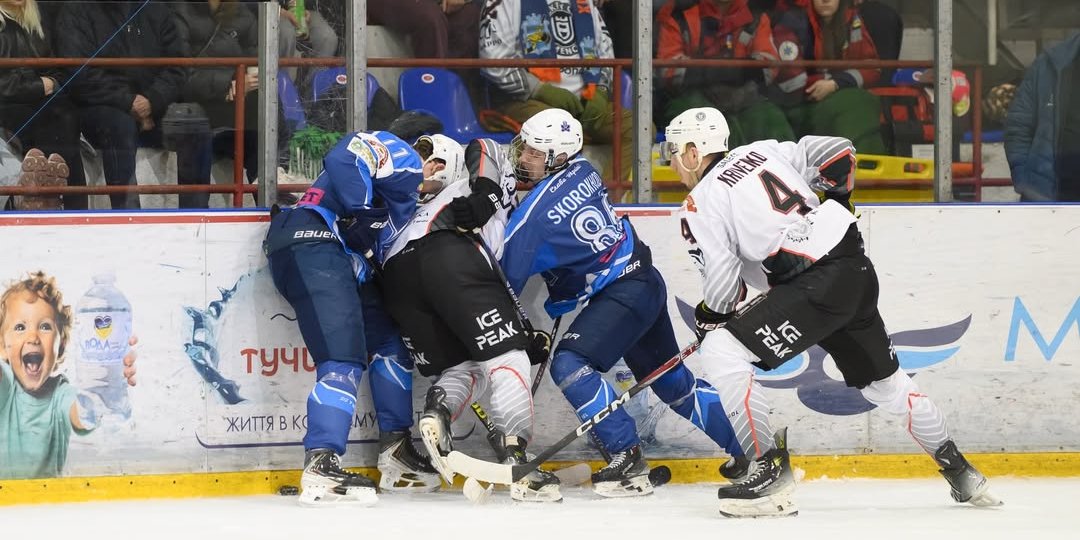 Кременчуг одержал первую победу над Соколом в финале чемпионата Украины по хоккею — видео