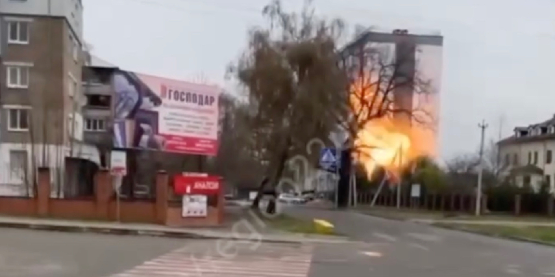 В Сети показали видео попадания российского дрона в жилой дом в Обухове