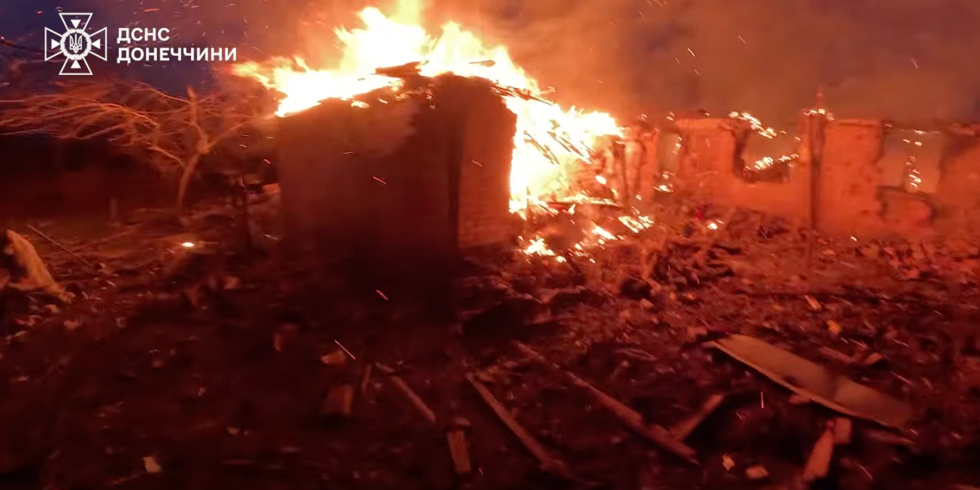 У Дружківці врятували собаку, який опинився під палаючими завалами (Фото: Скріншот відео ДСНС Донеччини)