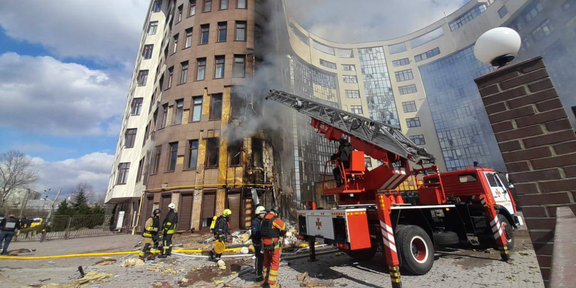 Twenty-five apartment buildings were damaged in Kharkiv as a result of a Russian attack (Photo: Ihor Terekhov / Telegram)
