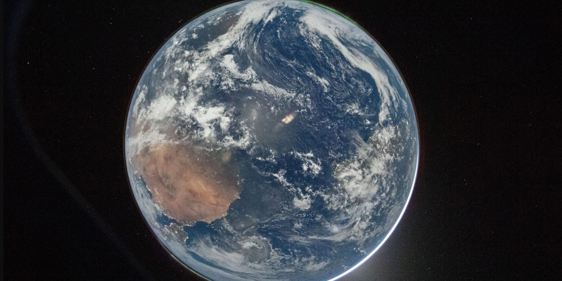 Командир миссии к Луне Artemis 2 сделал яркое фото Земли с борта корабля