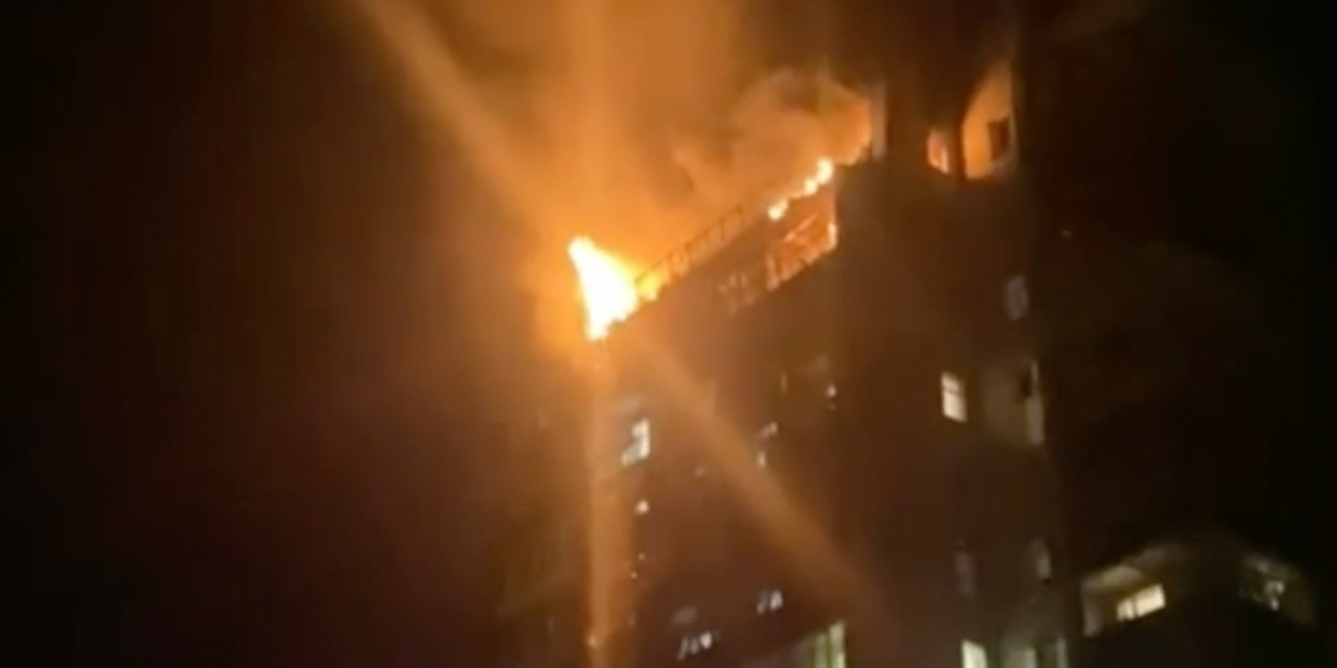 Россия ударила дронами по центру Сум: в многоэтажке вспыхнул пожар, есть пострадавшие