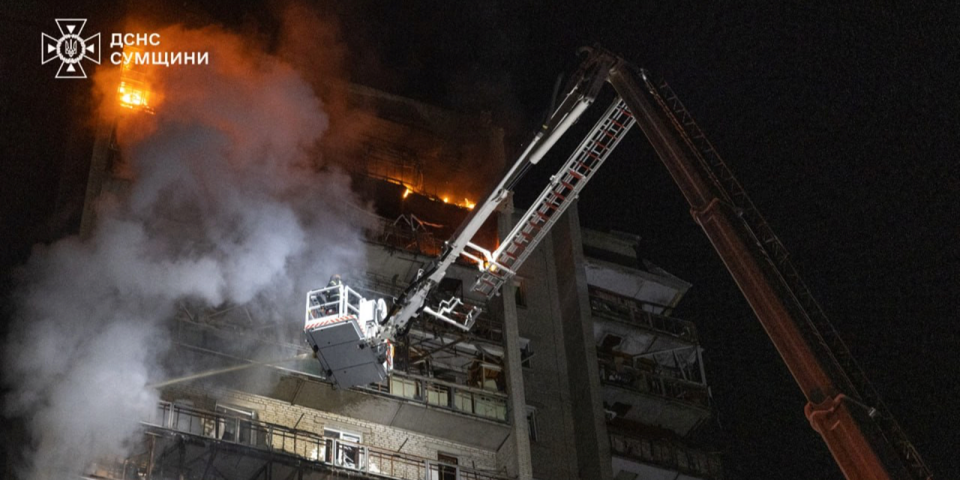 Попадание в 16-этажку, среди пострадавших — ребенок. Последствия ночной серии ударов России по Сумах — фото