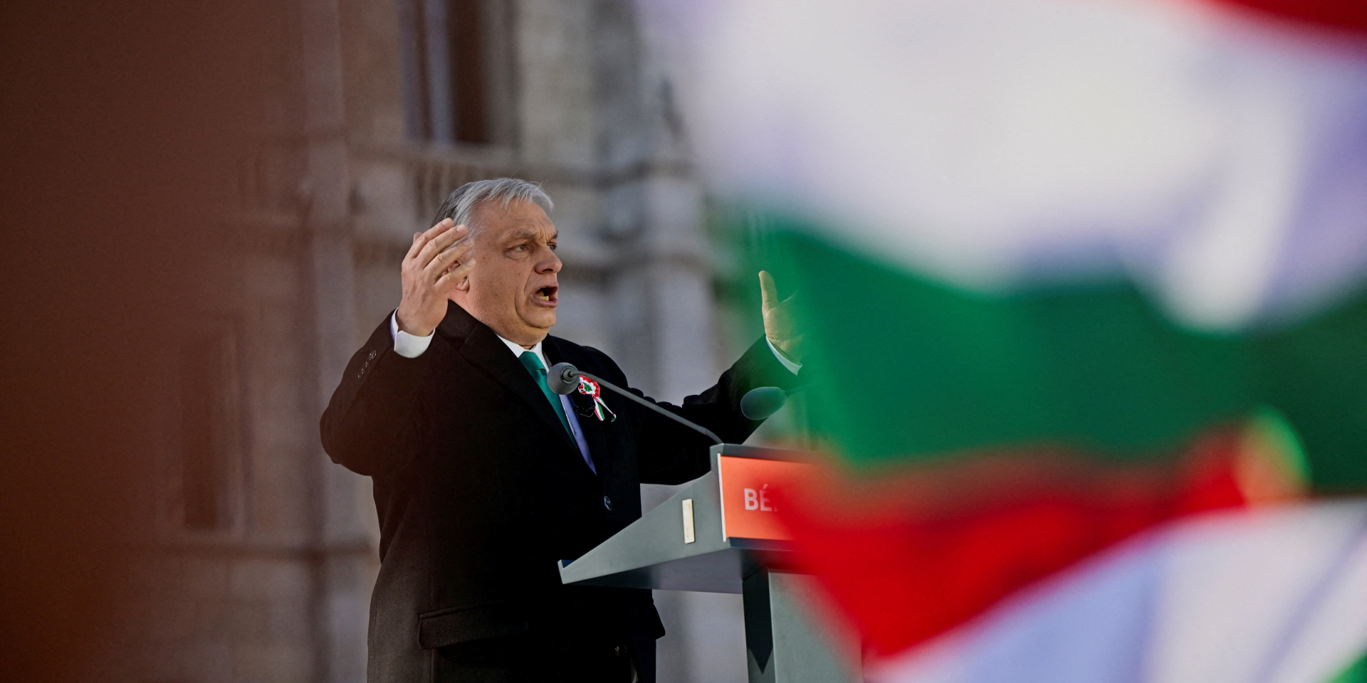 Кумовство, вечная жизнь и бесплатное пиво. Как венгерская партия Двухвостая собака борется с Орбаном сатирой — Politico