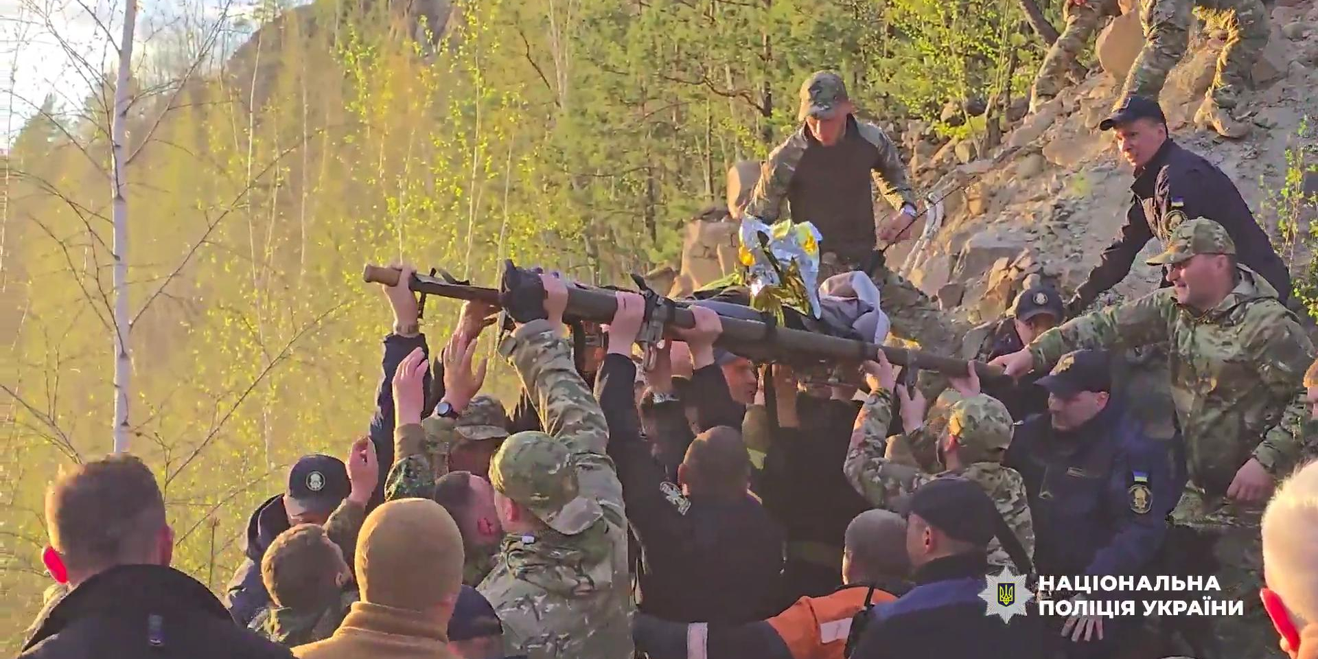 В Ровенской области спасли десятилетнего мальчика, который упал в карьер с высоты пятого этажа — видео