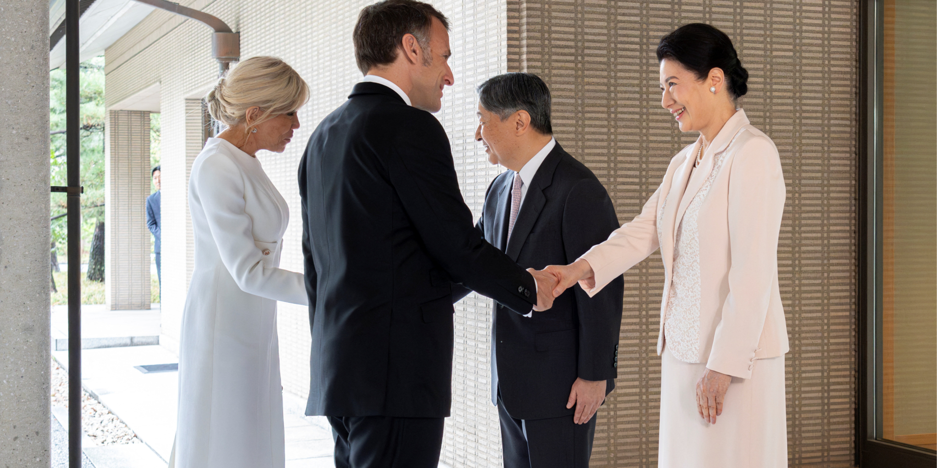 Брижит Макрон в элегантном платье от Louis Vuitton встретилась с императором и императрицей Японии