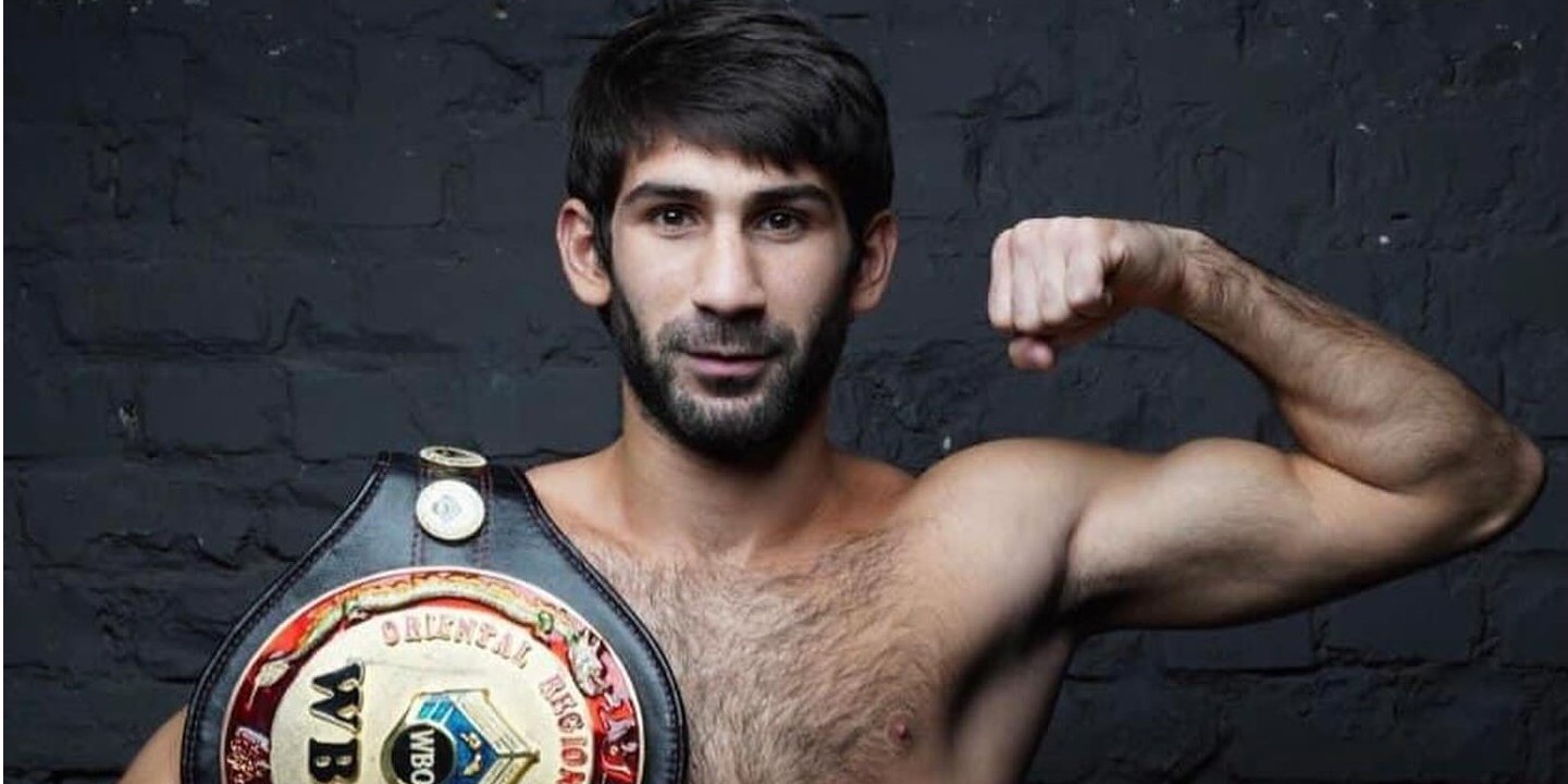 Украинский боксер проиграл чемпионский бой из-за дисквалификации — его соперника вынесли с ринга на носилках