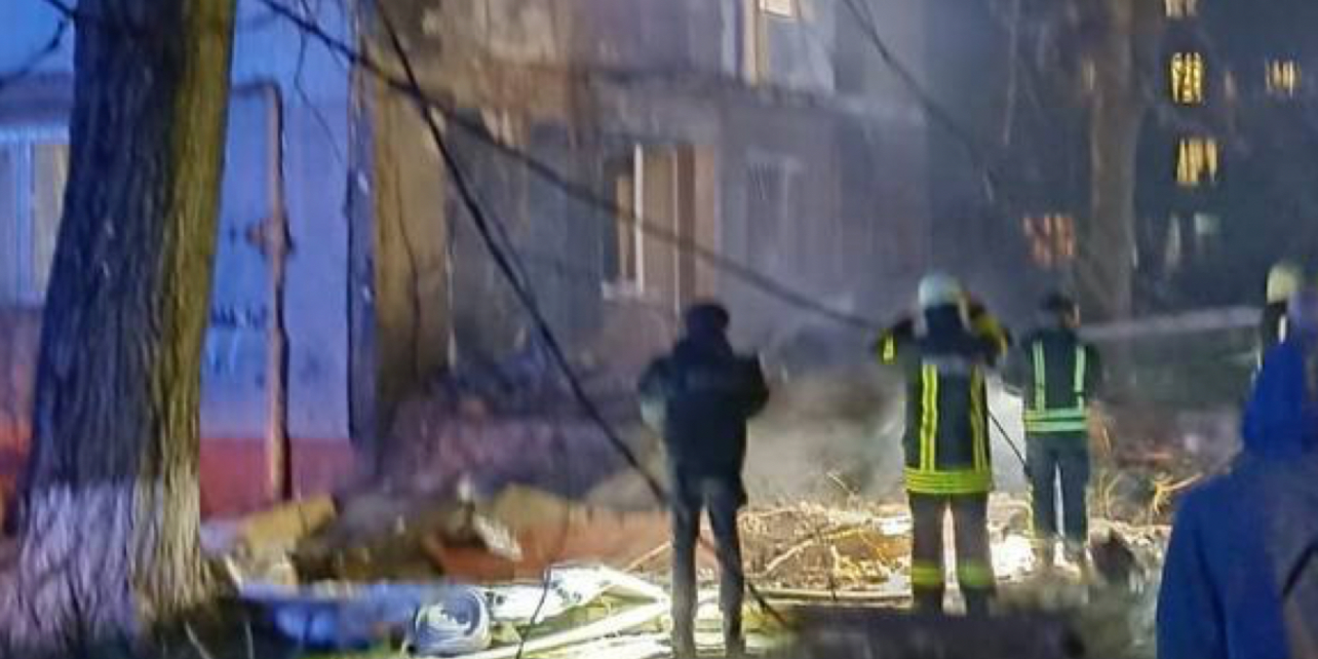 Россия ночью атаковала Одессу: вспыхнули машины и балкон многоэтажки, есть раненые