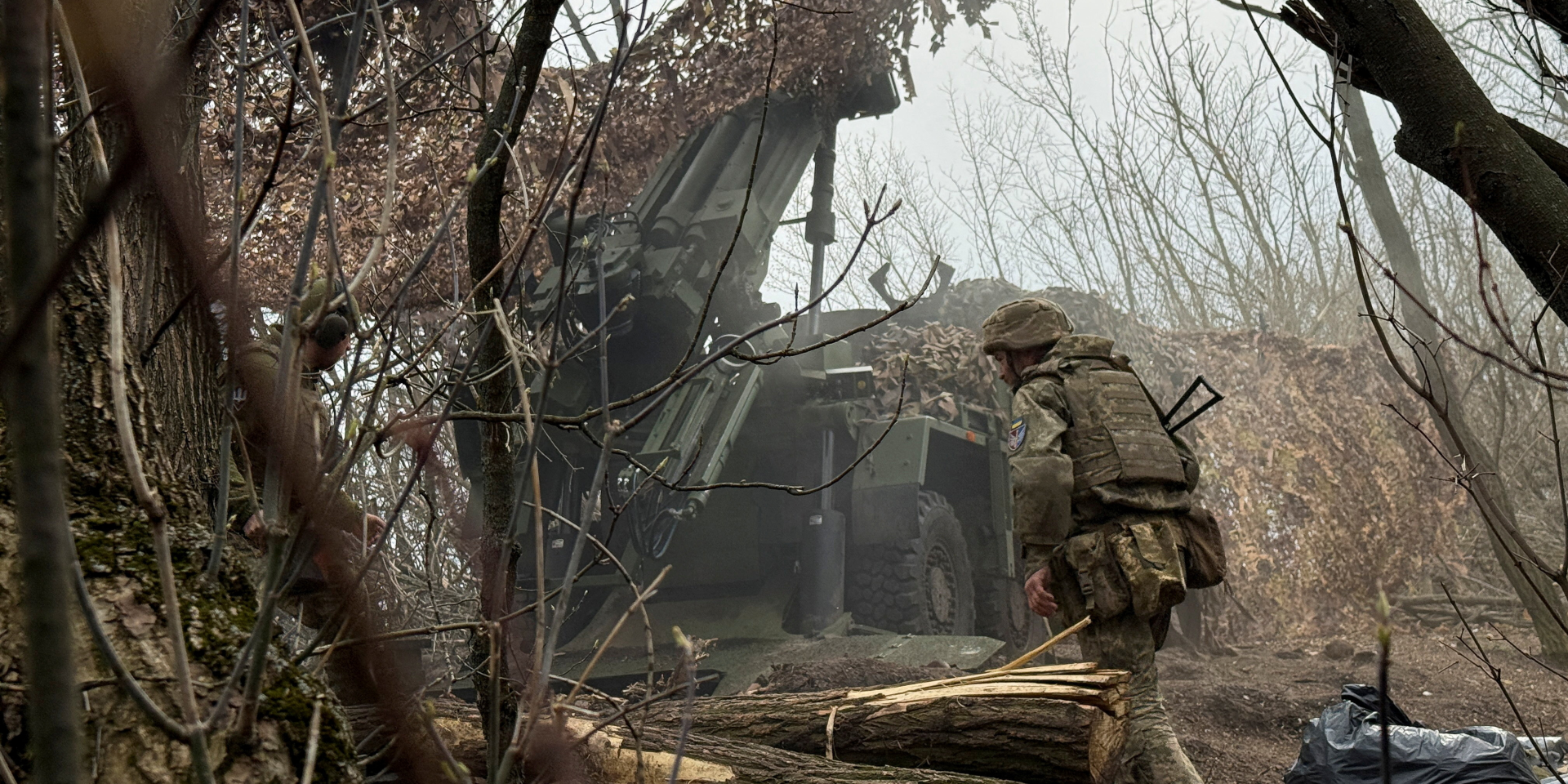 Ukrainian service members strike Russian occupying forces (Photo: REUTERS/Stringer)
