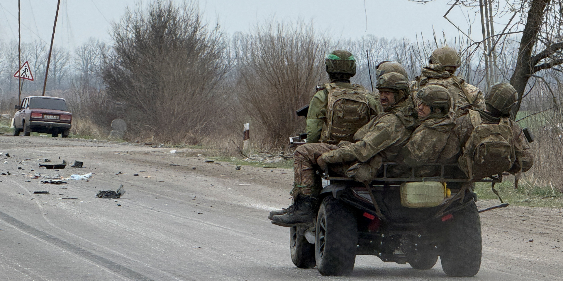 Военнослужащие Вооруженных Сил Украины едут на военном багги вблизи прифронтового города Покровск (Фото: REUTERS/Stringer)