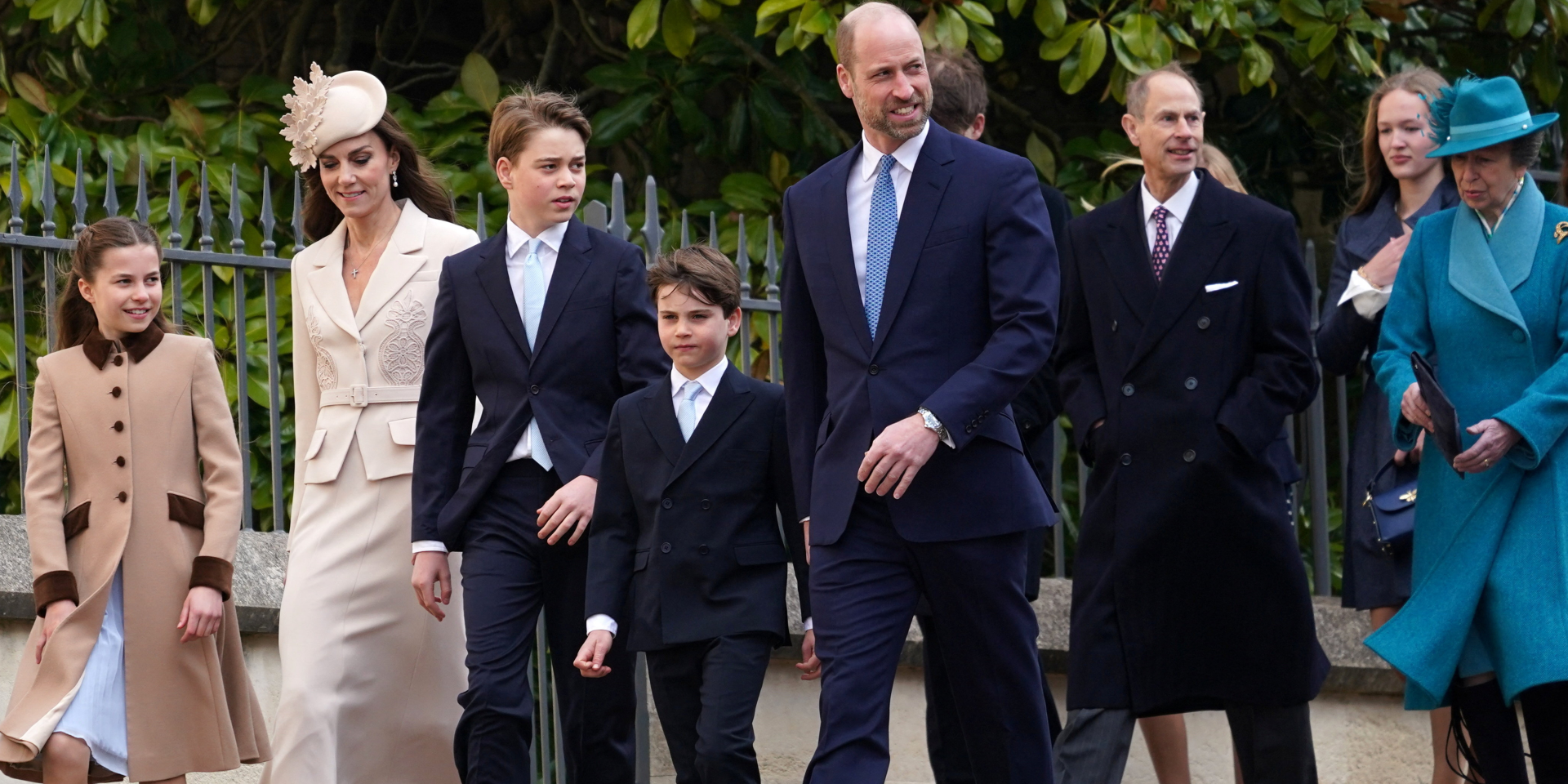 После двухлетнего перерыва. Кейт Миддлтон и принц Уильям с детьми присоединились к королю Чарльзу и королеве Камилле на пасхальной службе