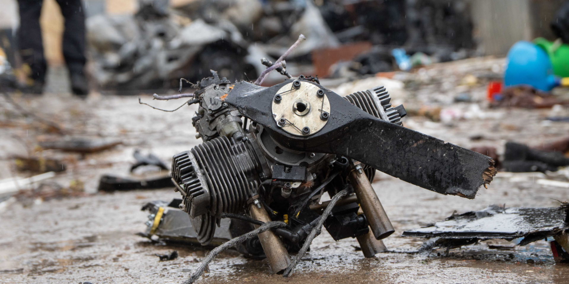 Уламки російського дрона, який атакував місто Вишневе Київської області 3 квітня 2026 року (Фото: Сергій Окунєв / NV)