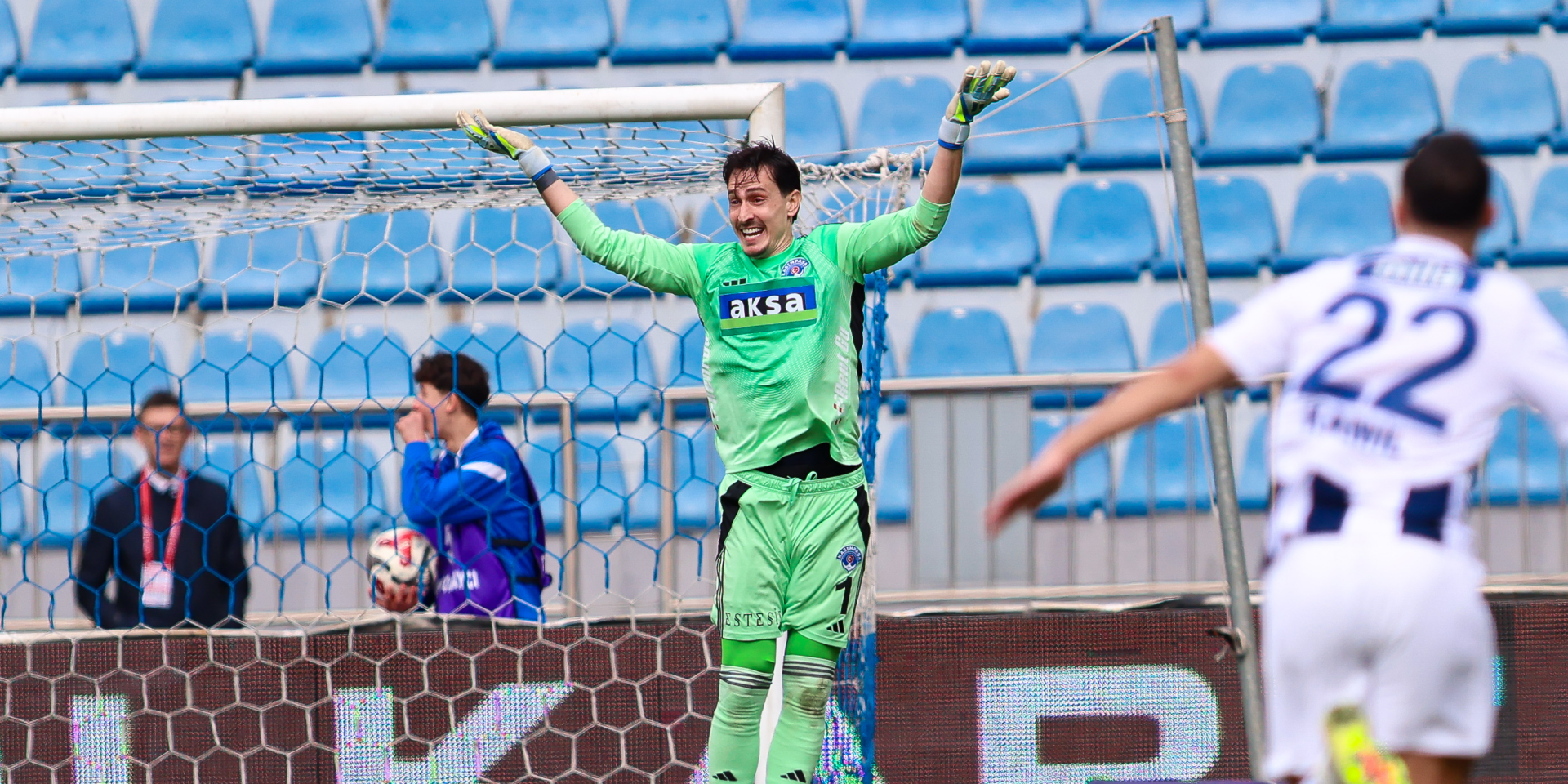 Голкипер в чемпионате Турции забил фантастический гол ударом через все поле — видео