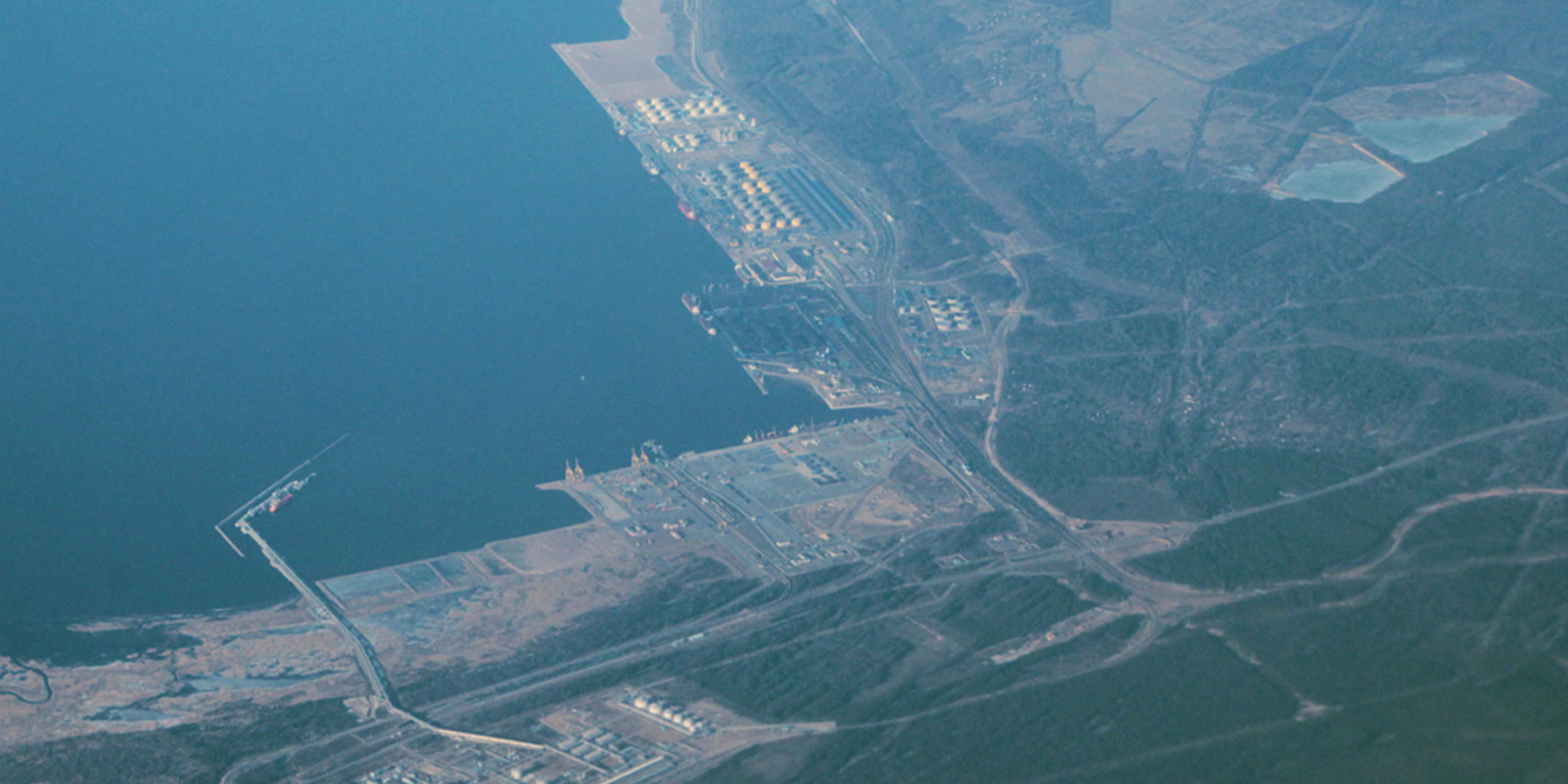 Российский порт Усть-Луга после серии атак дронов частично возобновил отгрузку нефти — Bloomberg