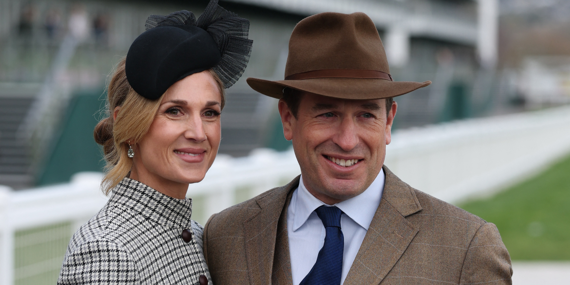 Вместе с 15-летней дочерью. Невеста Питера Филлипса впервые присоединилась к королевской семье на пасхальную службу