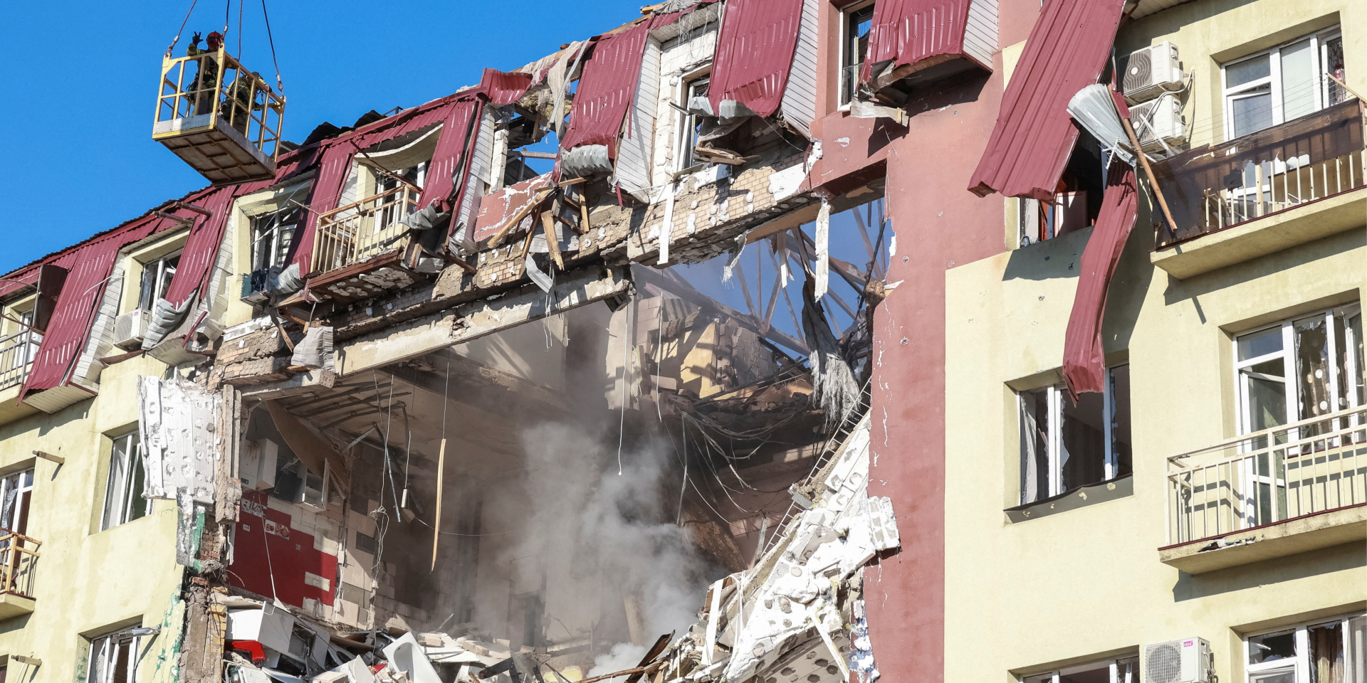 «Слышал крик девушки под завалами»: одесситы рассказали о ночном ударе по многоэтажке, где погибли три человека — видео