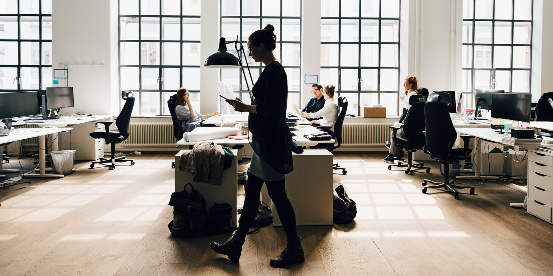 «Соглашаются на меньшее». Почему молодые украинки занижают свои профессиональные амбиции и зарплатные ожидания — результаты исследования