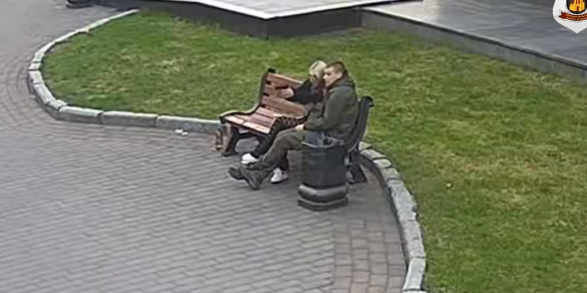 В Луцке девушка выстрелила в троллейбус, который высаживал пассажиров, пуля повредила окно — видео