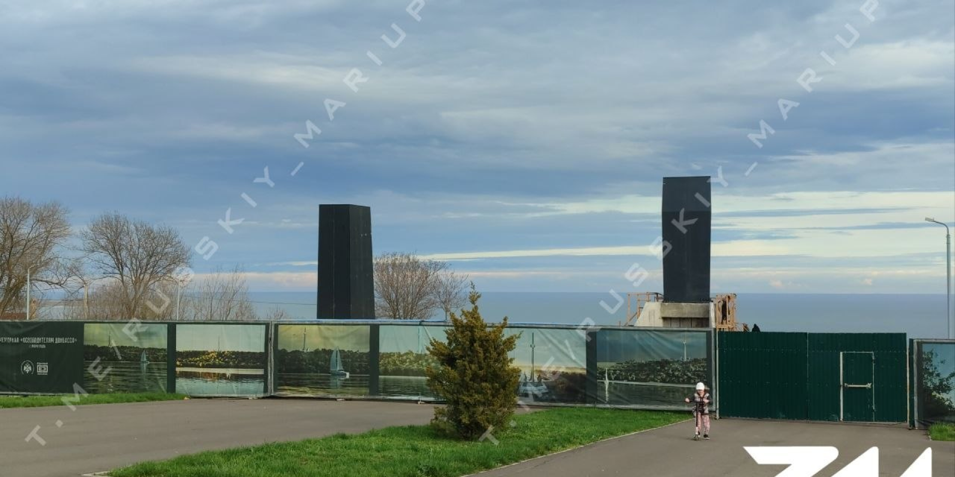 Россияне в оккупированном Мариуполе возводят мемориал участникам «СВО» — фото