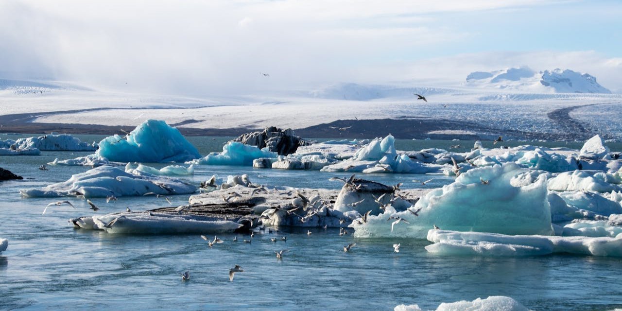 Тревожные изменения. Таяние льда в Гренландии резко ускорилось и усилилось — исследование