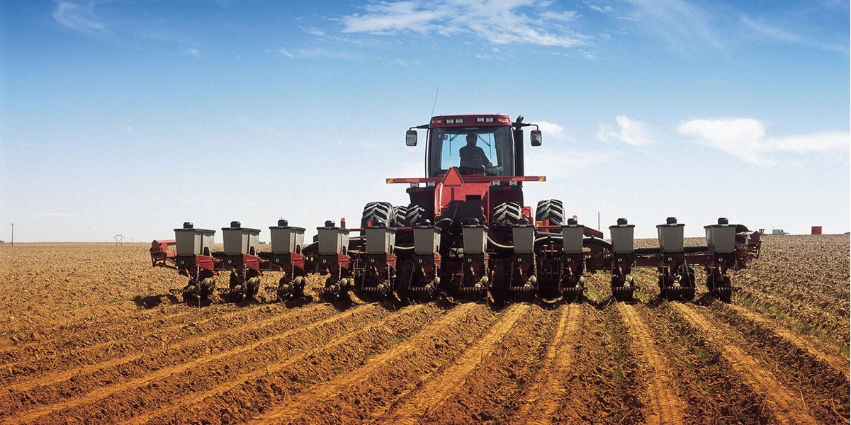 «Таких цен никогда не было». Аграрии столкнулись с рекордными ценами на дизель и потеряли четыре рынка — как это повлияет на посевную