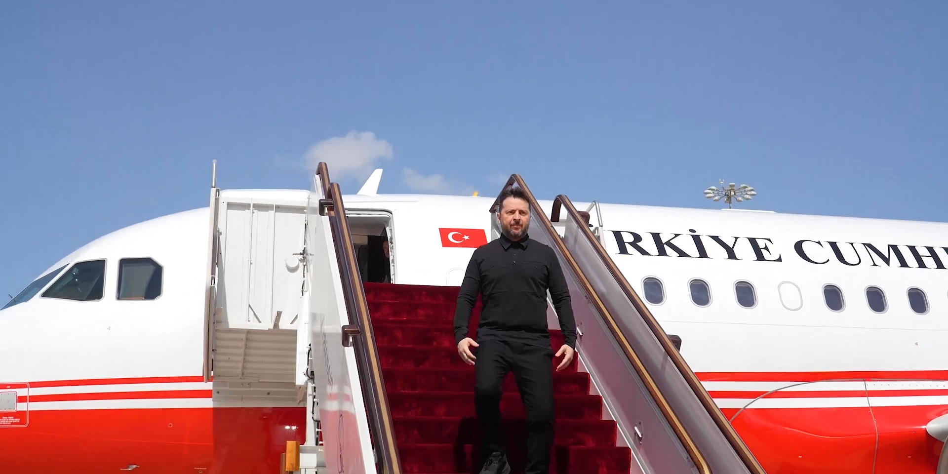 Владимир Зеленский выходит из турецкого самолета в Дамаске, 5 апреля 2026 года (Фото: Зеленский / Официальный через Telegram)