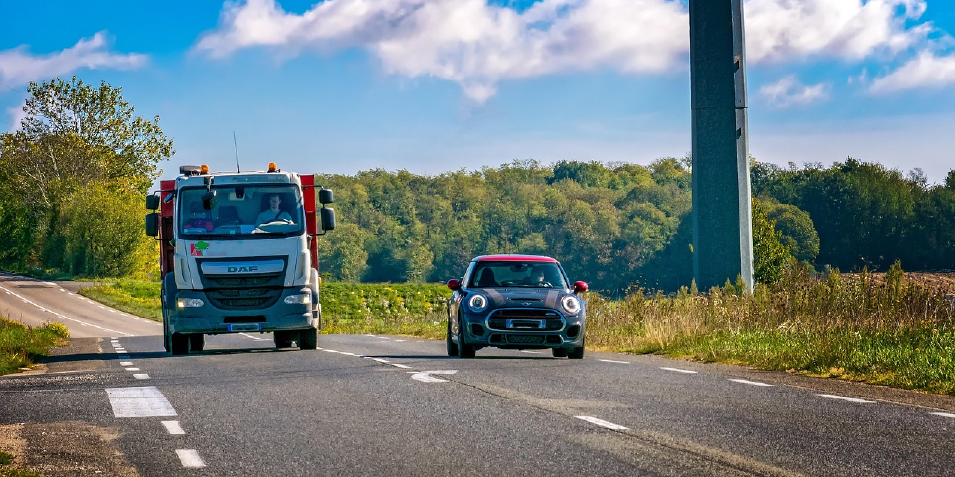 Эффект Джейсона Вурхиза на дорогах. Ученый объяснил, почему медленные авто догоняют более быстрые