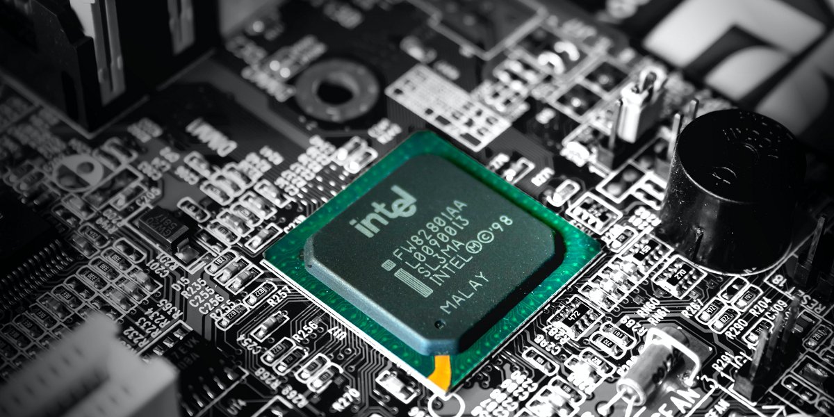 Микрочип Intel (Фото: Slejven Djurakovic / Unsplash)